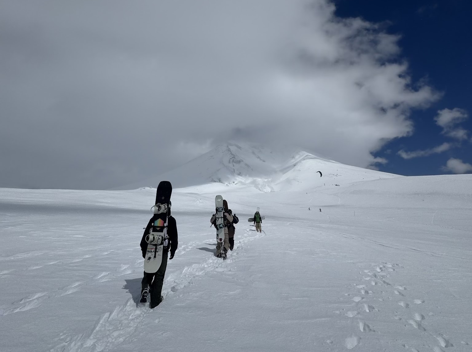 旭岳大雪山初體驗課程宣傳圖：學員在北海道旭岳高海拔粉雪雪原上，由廣東話教練帶領滑行，背景為大雪山火山口雪景